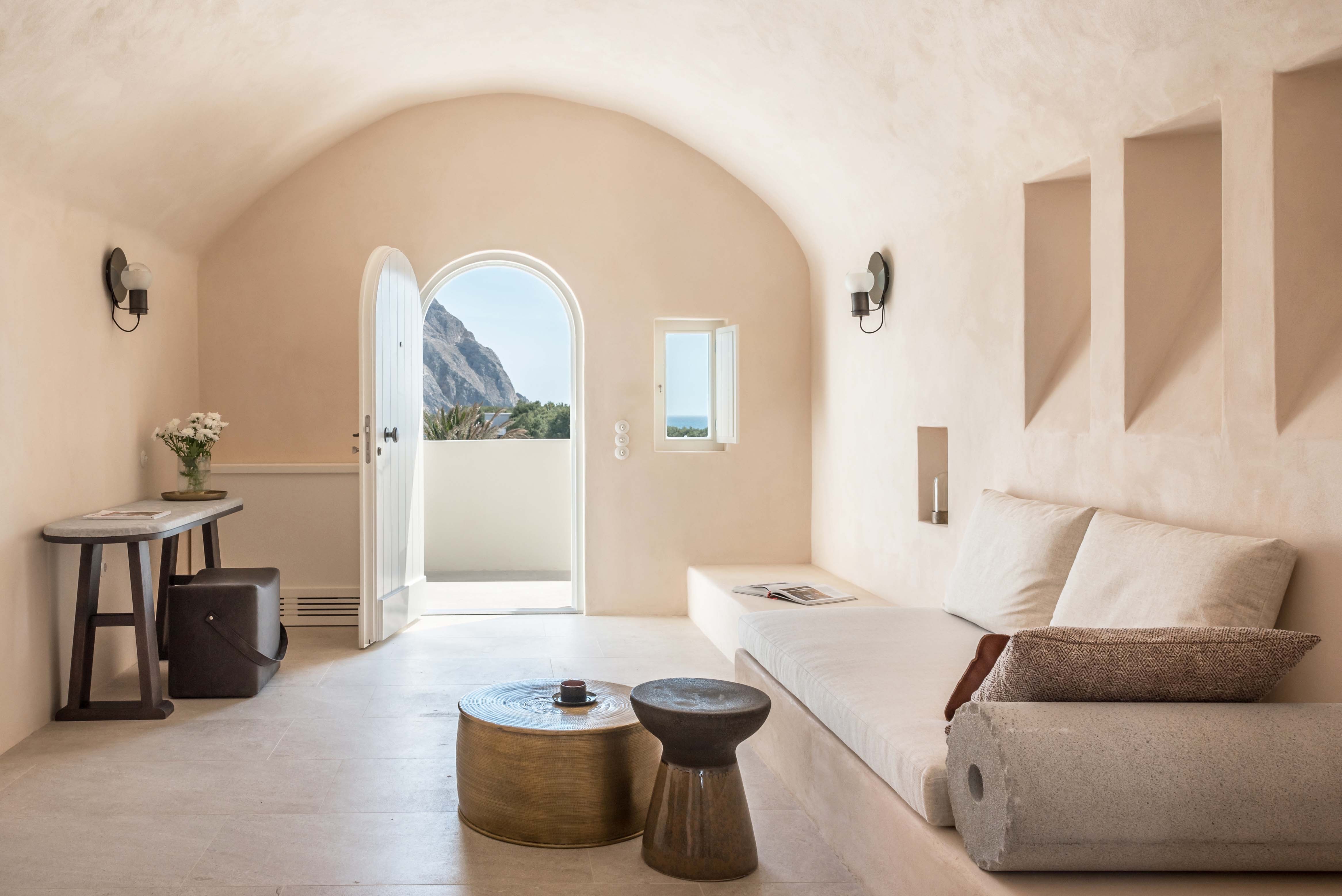 Стиль санторини в интерьере. Вилла санторини. Греческий стиль санторини. Санторини греция интерьеры. Санторини квартира.